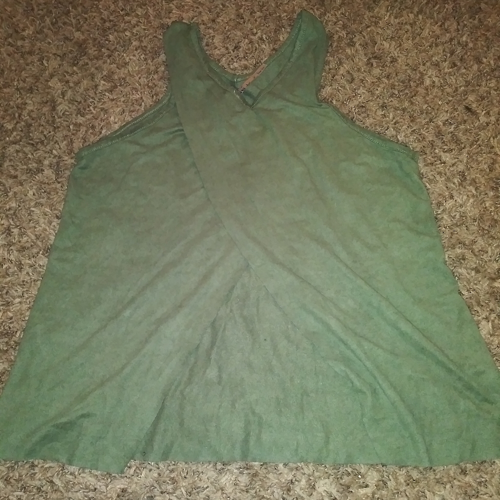 3 Tank top bundle. - Picture 4 of 8